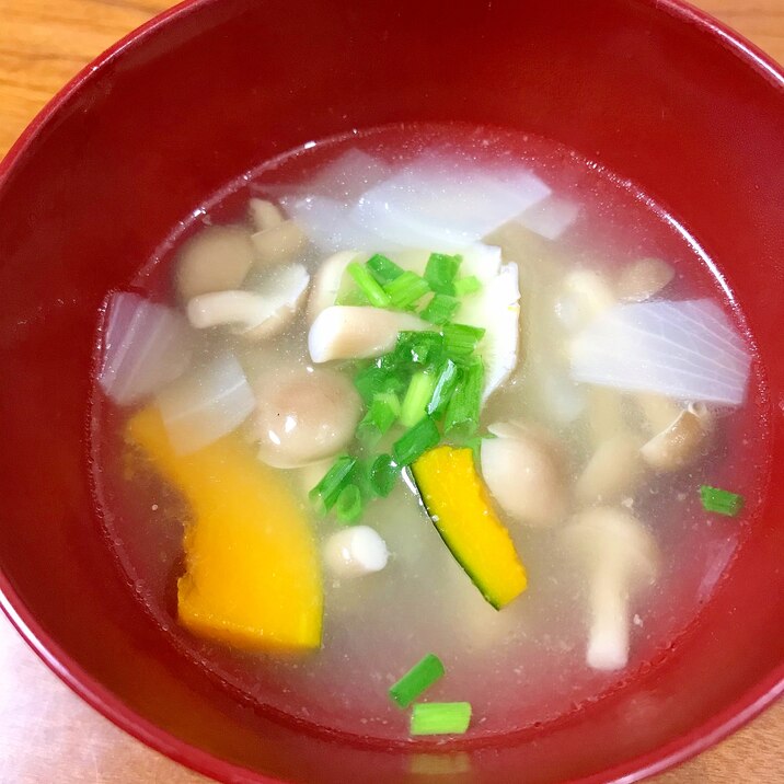 かぼちゃ、玉ねぎ、しめじ、小葱の中華スープ